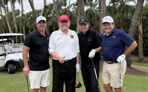 캐나다 영웅 웨인 그레츠키, 트럼프 대통령과 골프 사진 또 논란 - CKNNews 이미지